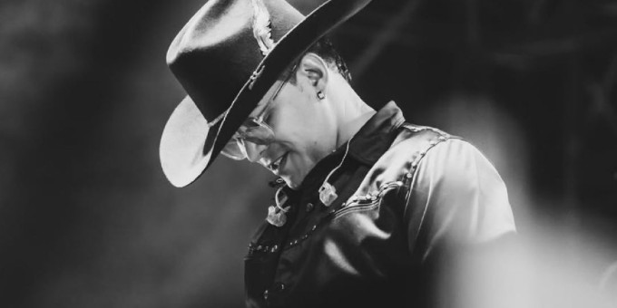 Летевший на концерт певец разбился вместе с группой на самолете