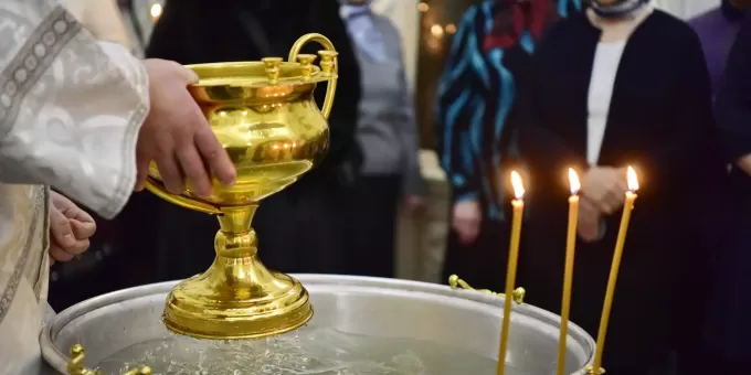 Святая вода: на что она способна на самом деле