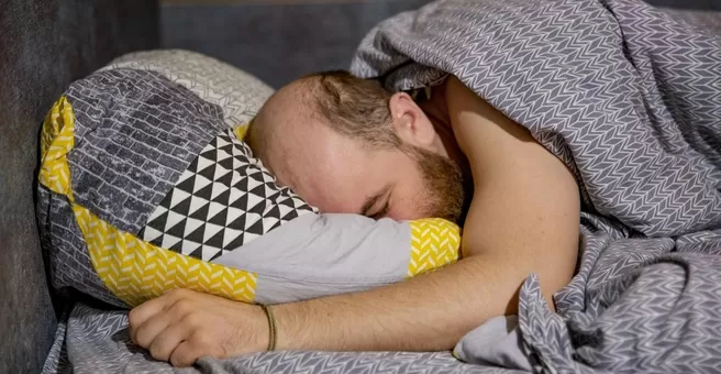 Старые подушки и одеяла опасны: что скрыто внутри