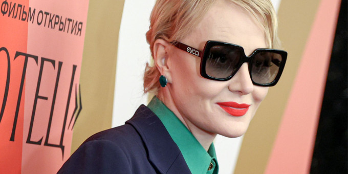 Стало известно, почему уехавшая Литвинова появилась в Москве