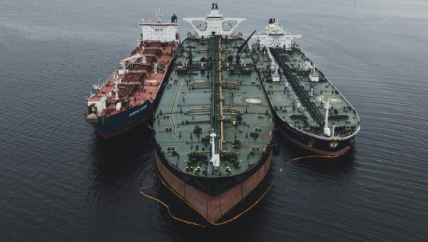 Ракеты лишили США и Британию трех танкеров