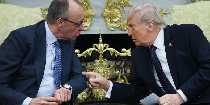 Трамп шутливо ударил канцлера Германии