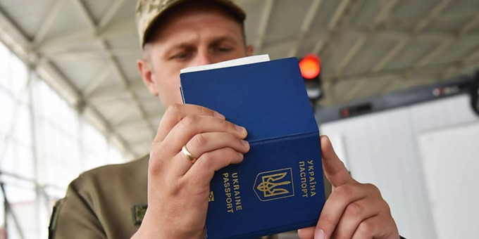 Все на фронт: в ЕС хотят отказать мужчинам с Украины