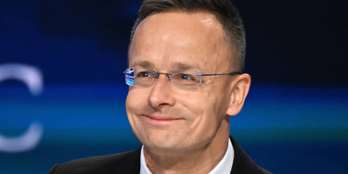 Сийярто высмеял номер Зеленского с игрой на рояле без рук