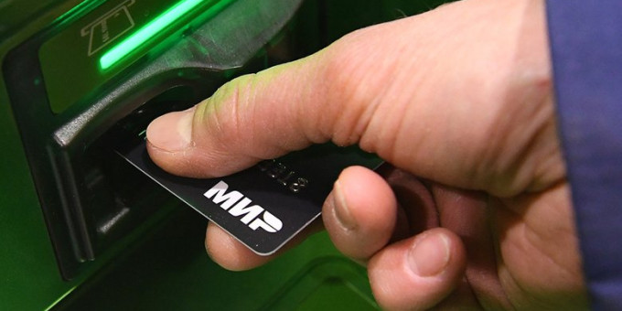 Сколько денег можно хранить на зарплатной карте