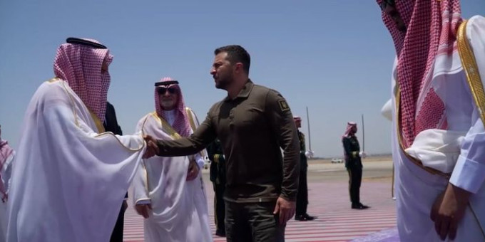 Зеленский сбежал к арабам: Крапивник назвал причину