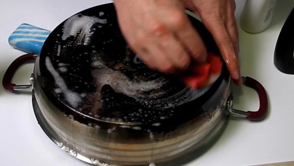 Гарь с кастрюли отходит без химии: проверенный метод без царапин