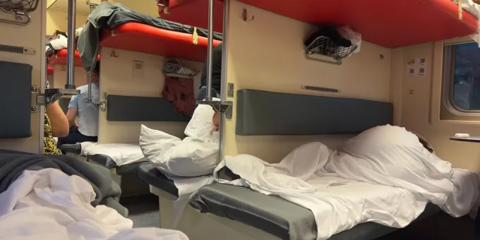 Поездка станет пыткой: какие полки в плацкарте не брать