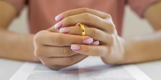 Как фамилия бывшего мужа продолжает влиять на женщину