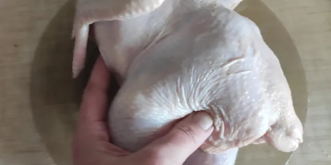 Названа самая вредная часть курицы: ее едят почти все