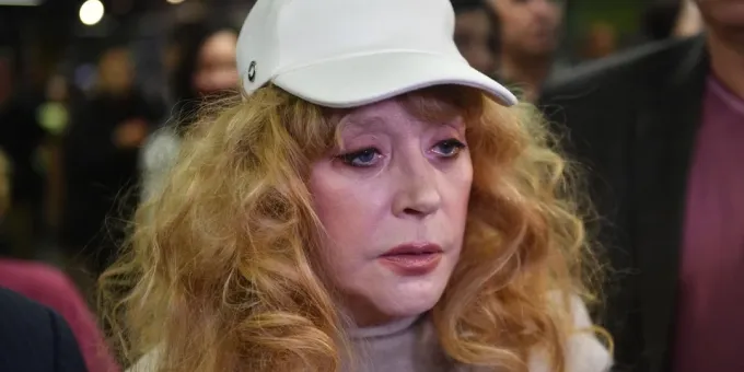 Сгорбилась и с трудом ходит: у покинутой мужем Пугачевой проблемы