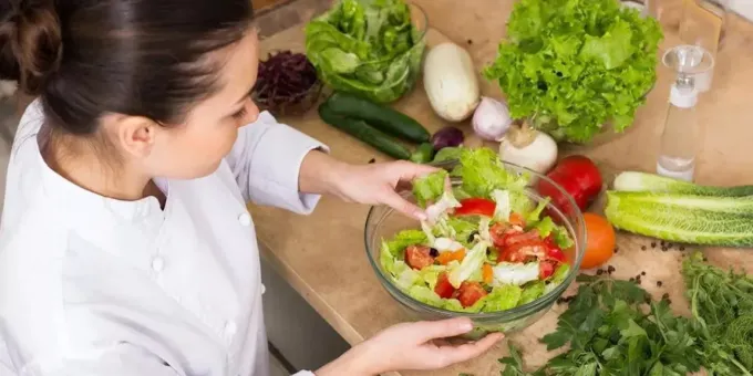 Названа зелень, полностью убивающая запах изо рта