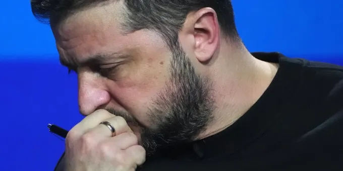 Забыл о включенном микрофоне: переводчик Зеленского не сдержал эмоций