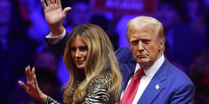 Жест Трампа в адрес жены на встрече с Карлом III попал на фото