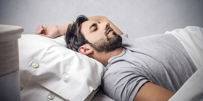 Названа поза для сна, спасающая сердце