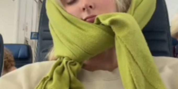 Конец мучениям: пассажирка нашла гениальный способ спать в пути