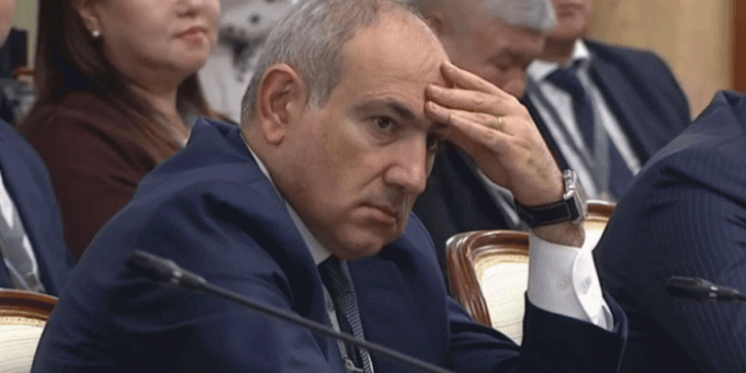 Пашинян получил грозное предупреждение из Москвы из-за Зеленского