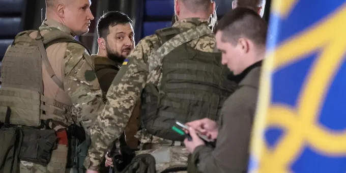 Стало известно, куда может сбежать Зеленский на День Победы