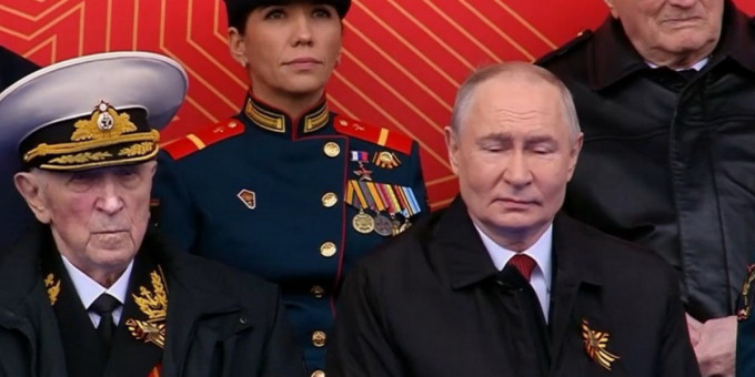 Стала известна личность женщины, сидевшей рядом с Путиным на Параде Победы