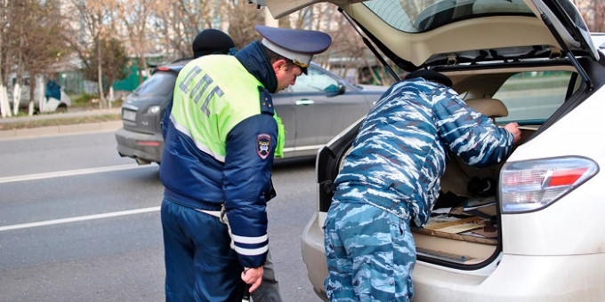 Будет штраф: эти 3 вещи нельзя возить в багажнике и бардачке