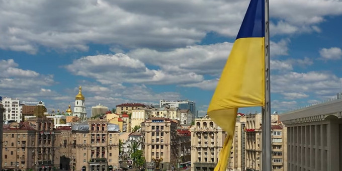 Пощечина Зеленскому: поляки срывают украинские флаги
