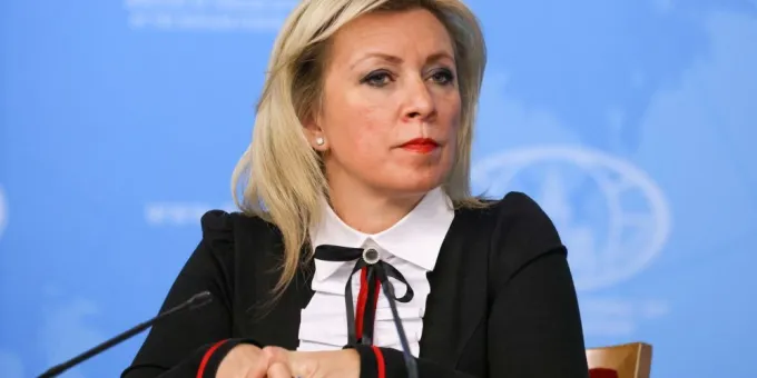 Захарова отреагировала на скандал с «женой посла»