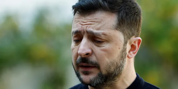 Обгоняет Зеленского: вот кого украинцы ценят теперь больше президента