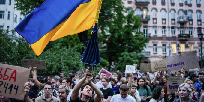 «Внезапно началось»: в мире увидели начало сноса киевской власти