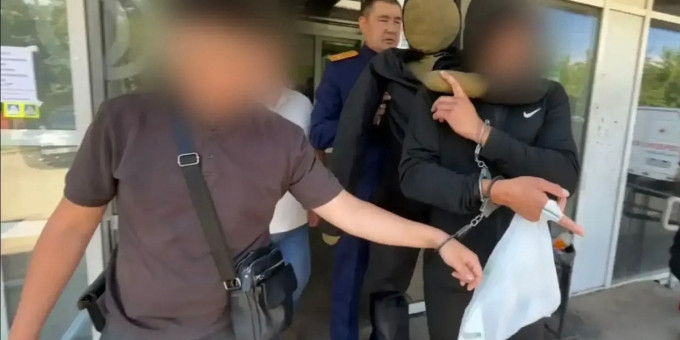 Набрал продуктов, а через мгновение бросился на троих с шилом: охранник и двое посетителей оказались на волоске от смерти