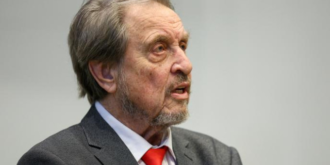 Отец Илона Маска внезапно обратился к знакомым насчёт России