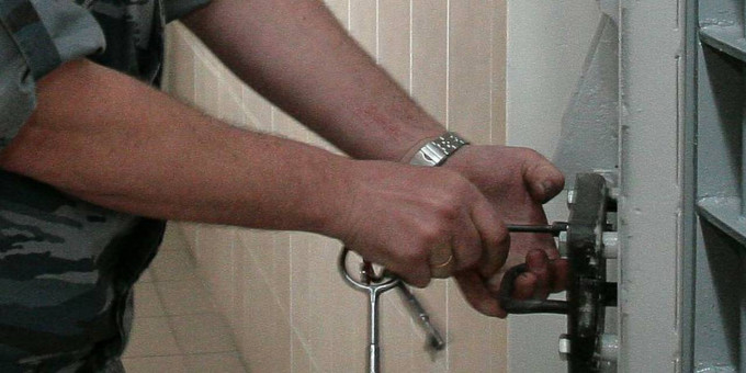 Пойманного за аферу с тухлой тушенкой для военных СВО бизнесмена этапировали в Россию
