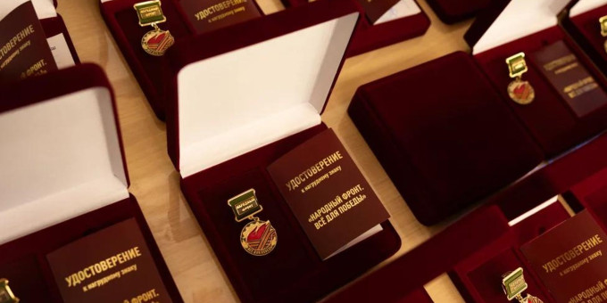 Народный фронт наградил школьника, помогавшего бойцам на передовой