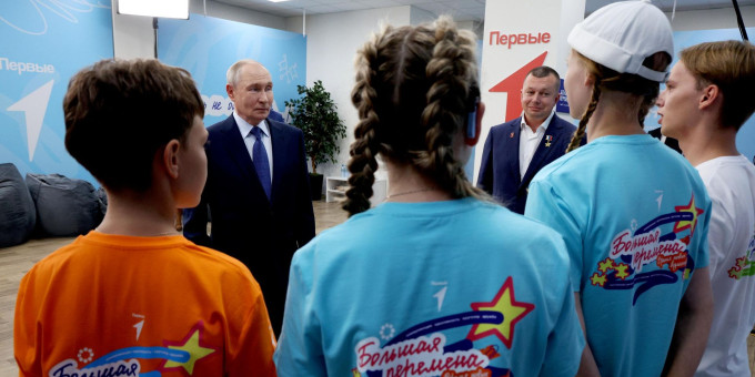 Школьник рассказал, как обменялся футбольными пасами с Путиным