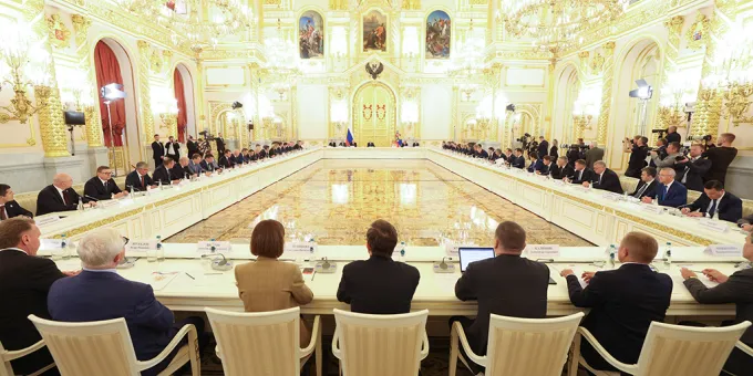 Путин попросил нескольких чиновников остаться в Кремле для личного разговора