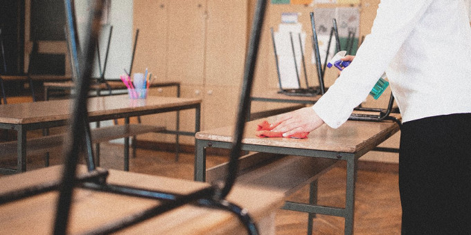 «Мужчин не напрягают — их и так мало». Учителя — о том, как во время отпуска им пришлось работать в школе. И что их заставляют делать летом