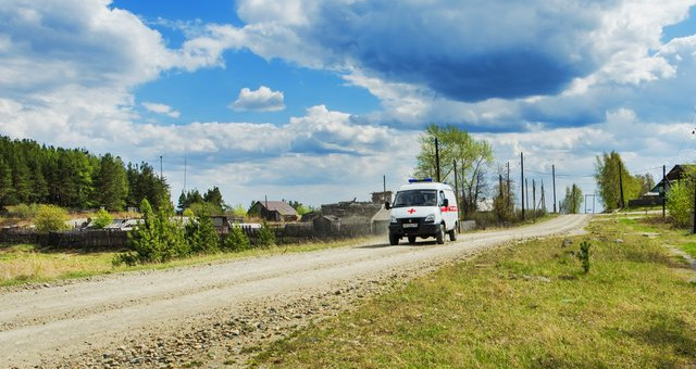 В Пермском крае женщина случайно насмерть переехала 11-месячного сына во дворе дома. Мама с ребенком были в гостях у бабушки с дедушкой