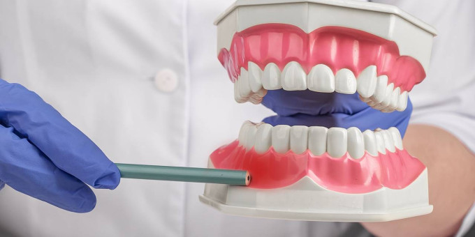 Россиянин больше месяца проходил с вросшим в глаз зубным имплантом