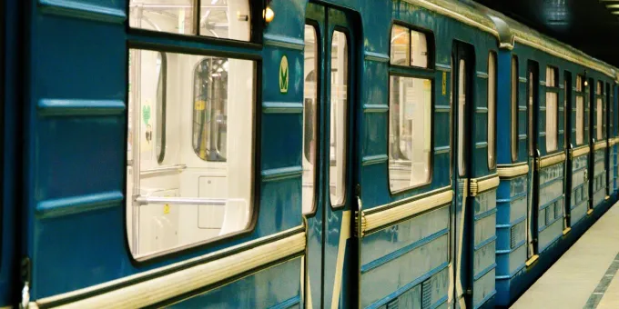 Поезд раздавил упавшего на рельсы человека на станции московского метро