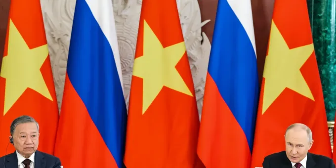 Безвиз, топливо и громкое обращение ко всему миру: о чем договорились Путин и То Лам