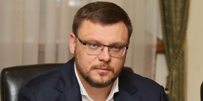 Афера с усыновлением: покинувший Украину генпрокурор раскрыл уголовное прошлое директора НАБУ
