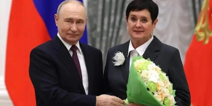 «Я обыкновенный учитель»: В Кремле Владимир Путин наградил ростовского педагога, воспитавшего Героя России