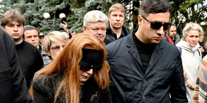 Жена Кашпировского расплакалась у его гроба