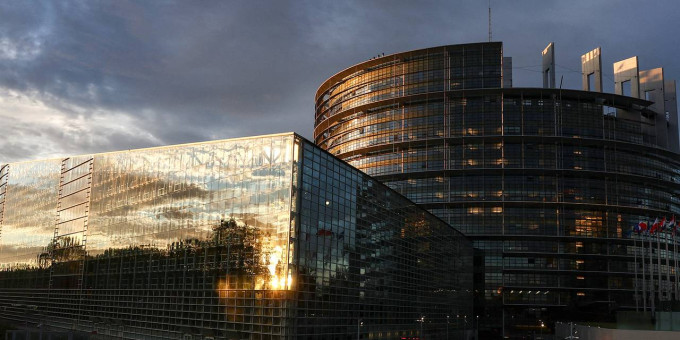 У здания Европарламента появилась статуя голого Трампа из золота