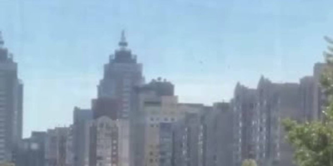 Падение блока ракеты американского ЗРК Patriot на жилые дома в Киеве попало на видео